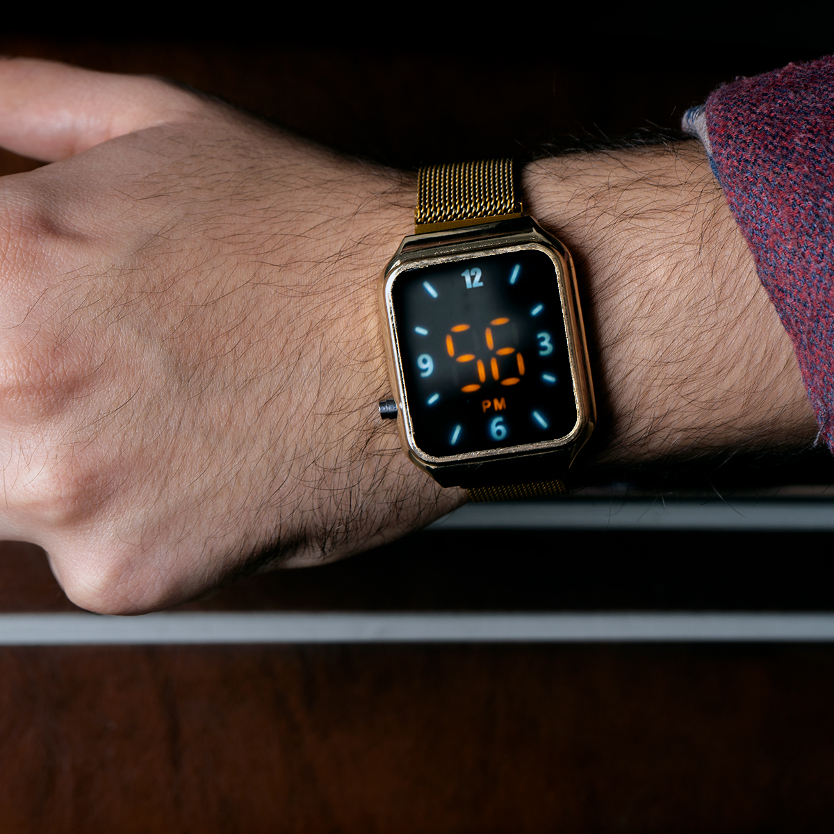 ساعت LED طلایی مدل K99