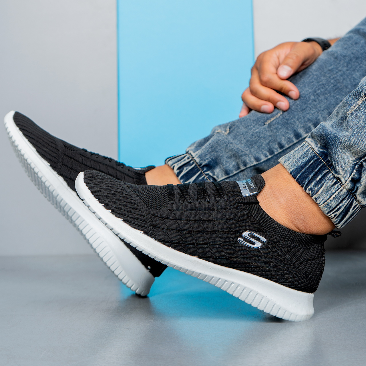 کفش ورزشی اسکیچرز مردانه مشکی زیره سفید مدلE55