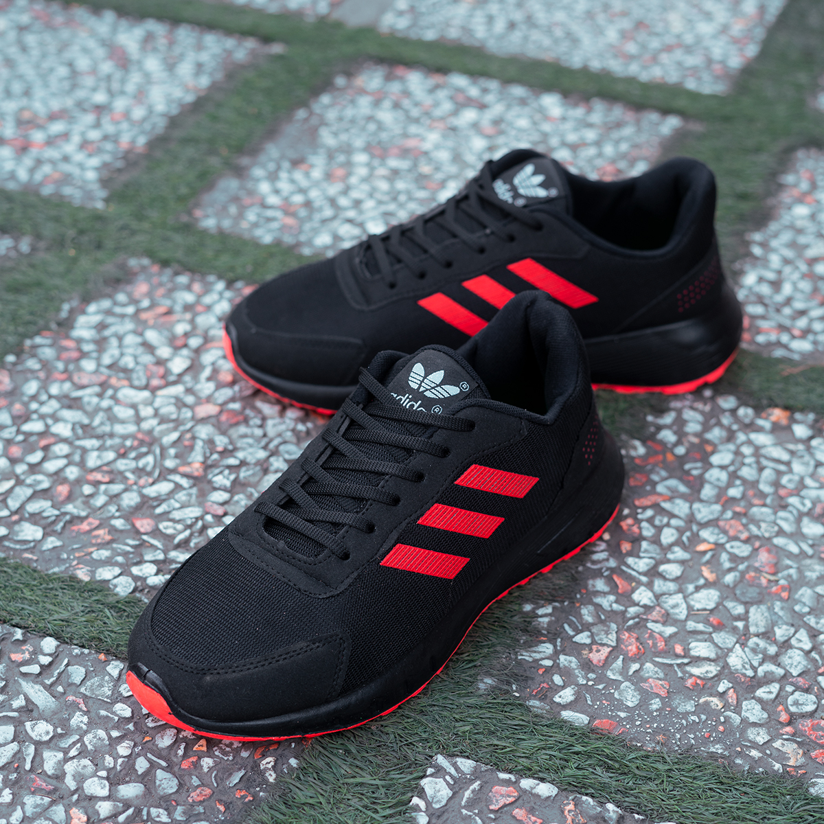 کفش ورزشی Adidas مردانه مشکی قرمز مدل Matikan