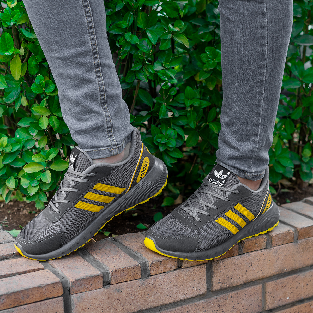 کفش ورزشی Adidas مردانه طوسی زرد مدل Matikan