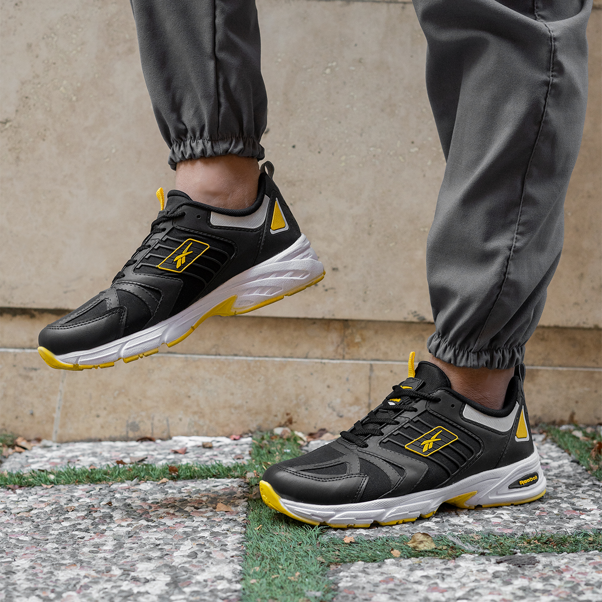 کفش ورزشی Reebok مردانه مشکی زرد مدل Loniel