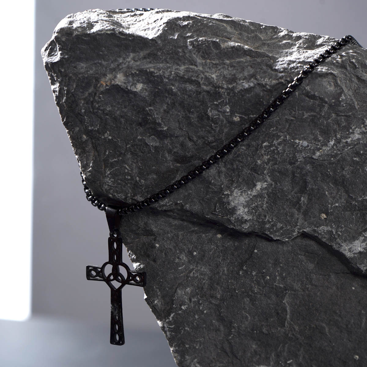 گردنبند مشکی طرح صلیب و قلب مدل SH