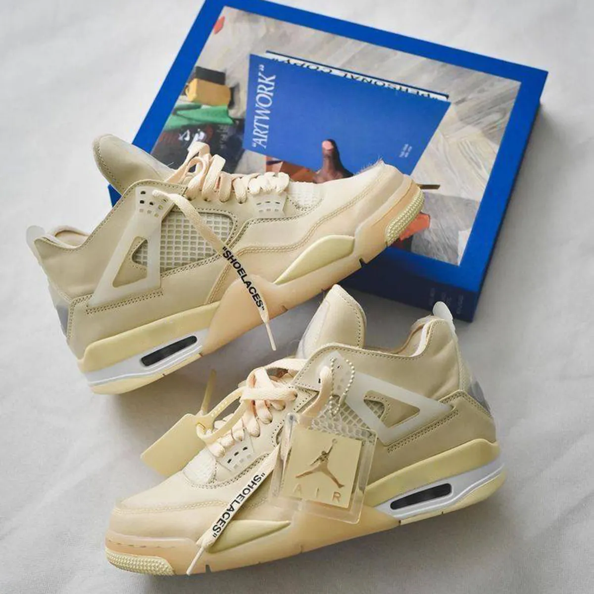 کفش ورزشی مردانه کرم مدل jordan 4