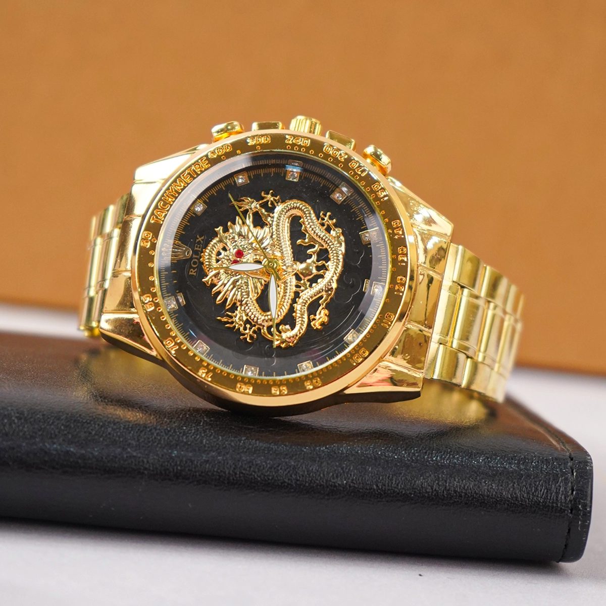 ساعت مردانه طلایی صفحه مشکی مدل DRAGON