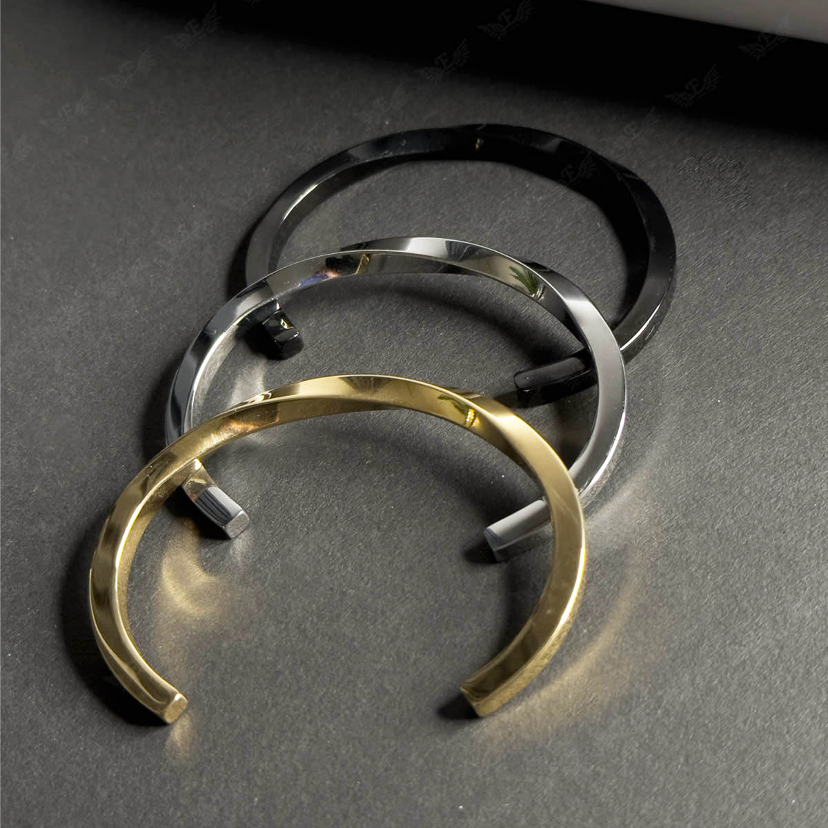 بنگل مردانه نقره ای مدل پیچ خورده