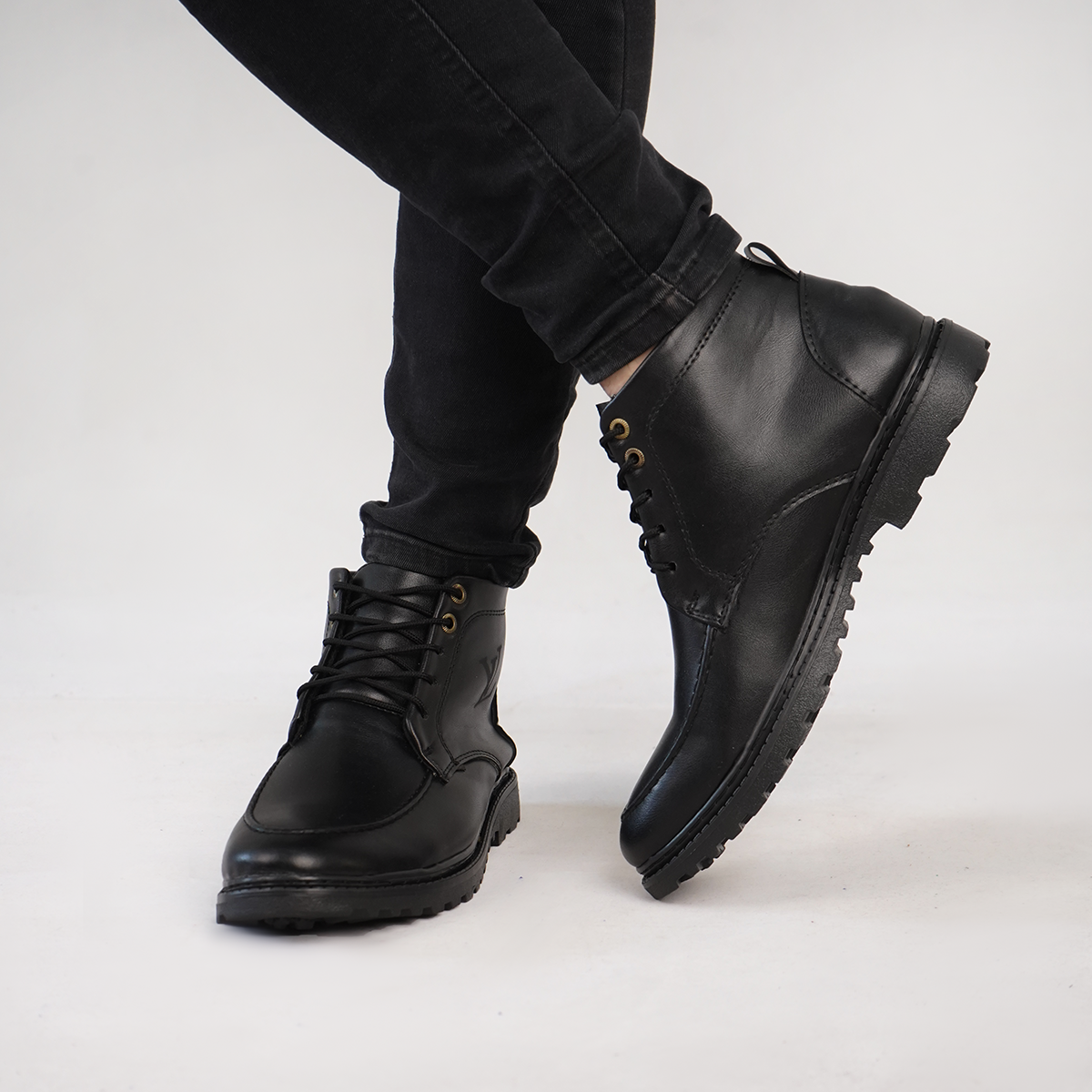 نیم بوت مردانه LV مشکی مدل Roni