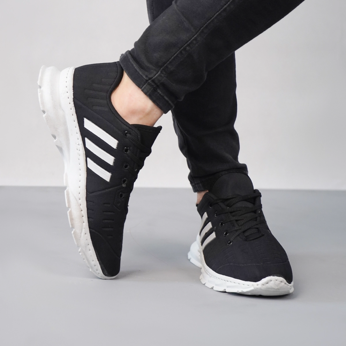 کفش ورزشی مردانه مشکی زیره سفید(T) مدل Alshen