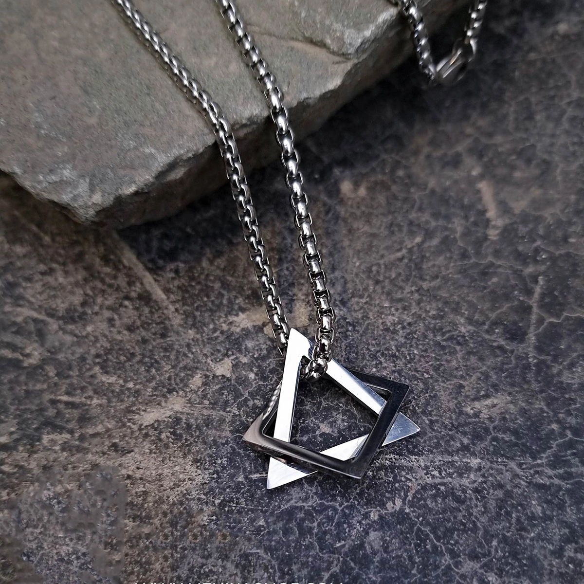 گردنبند طرح برمودا نقره ای