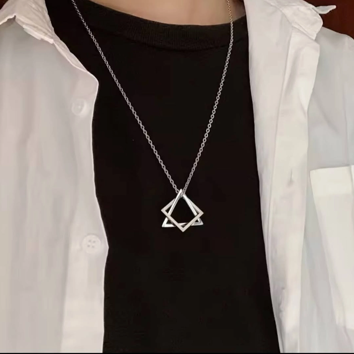 گردنبند طرح برمودا نقره ای